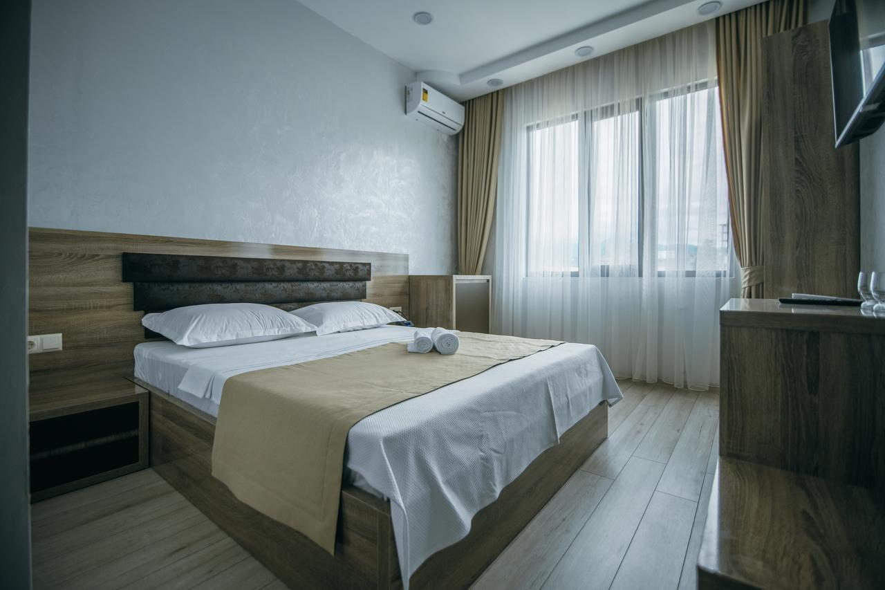 Hotel Batumi Palace ภายนอก รูปภาพ